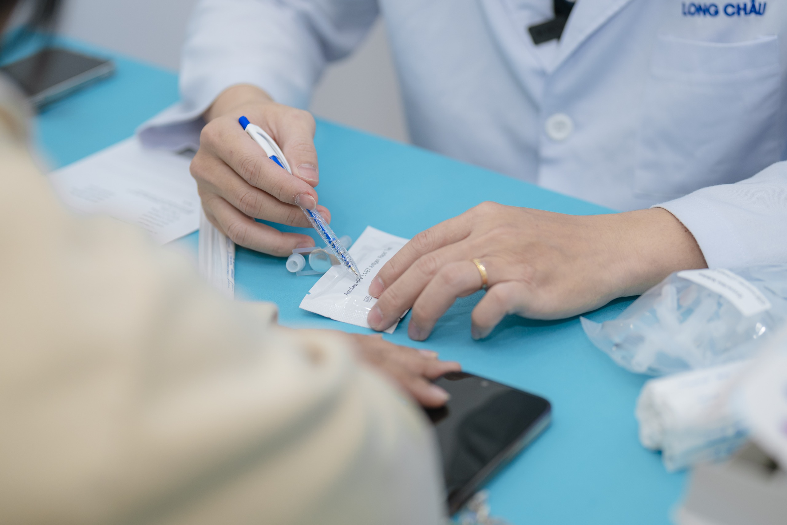 Long Châu tầm soát HPV miễn phí cho hàng trăm khách hàng, ra mắt giải pháp nhận diện sớm nguy cơ ung thư cổ tử cung- Ảnh 4.