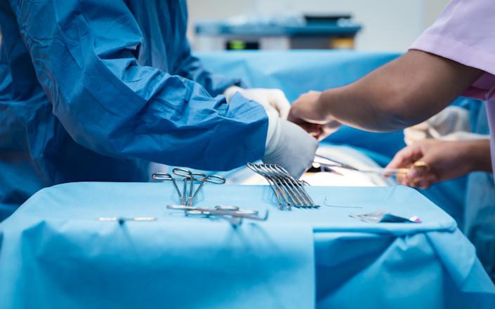 Lần đầu gan lợn cứu sống người đàn ông chờ ghép tạng