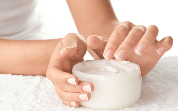 Da mỏng, nổi mụn li ti sau khi dùng kem trộn trắng da cấp tốc