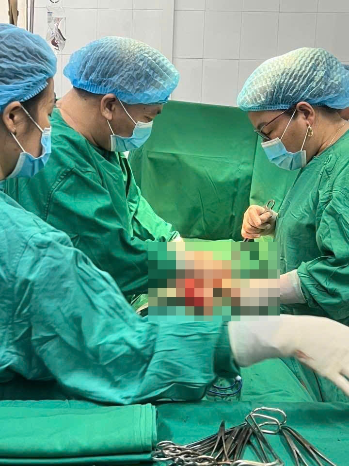 Cứu sống sản phụ người Lào chửa ngoài tử cung bị vỡ
- Ảnh 1.