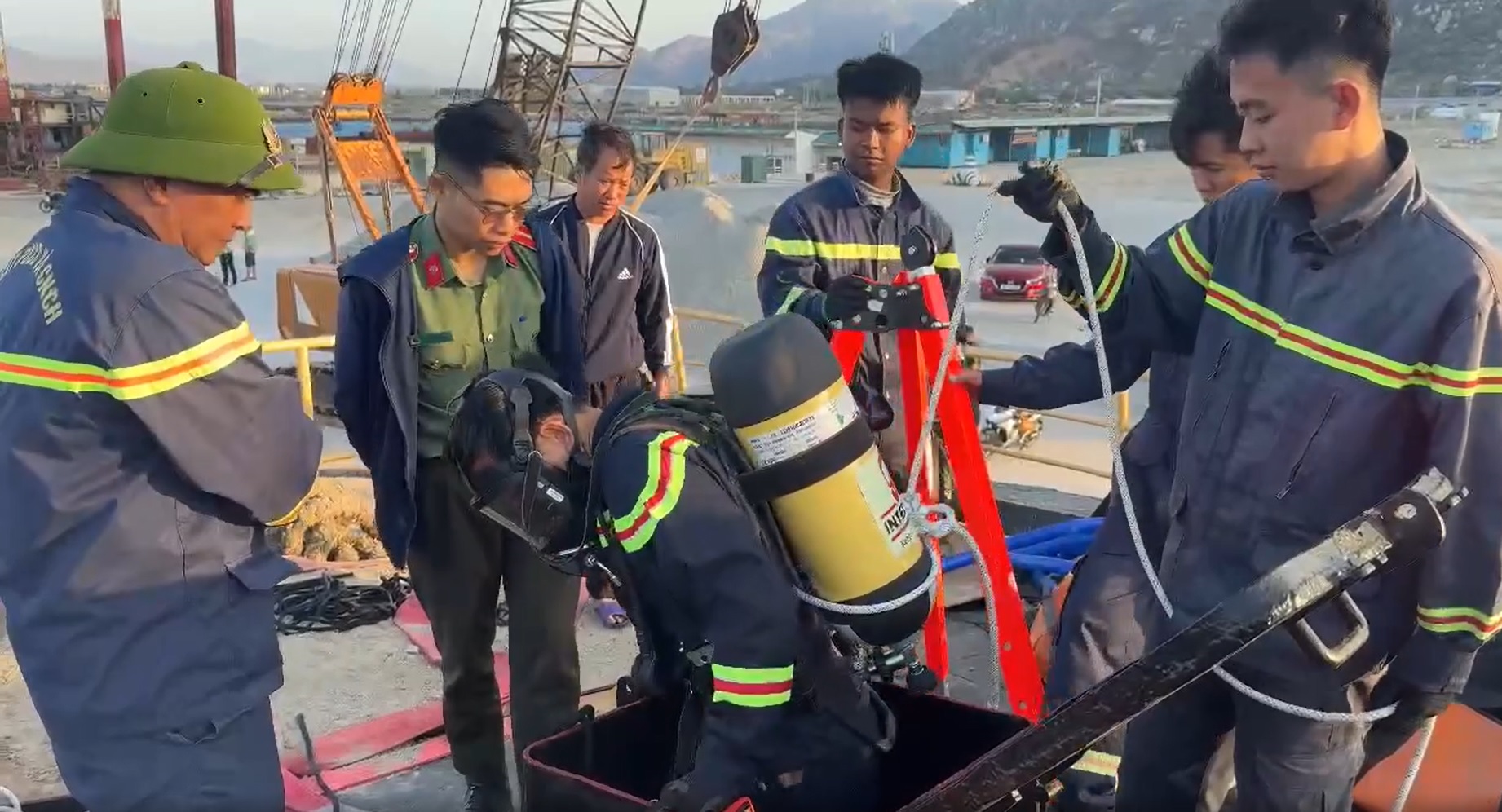 Tai nạn trên tàu chở hàng khiến 3 người tử vong nghi do điện giật- Ảnh 2.