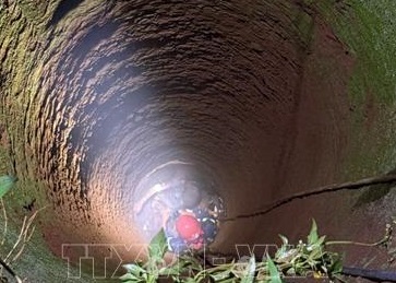 Cảnh sát xuống giếng sâu 20m cứu cháu bé 12 tuổi- Ảnh 3.