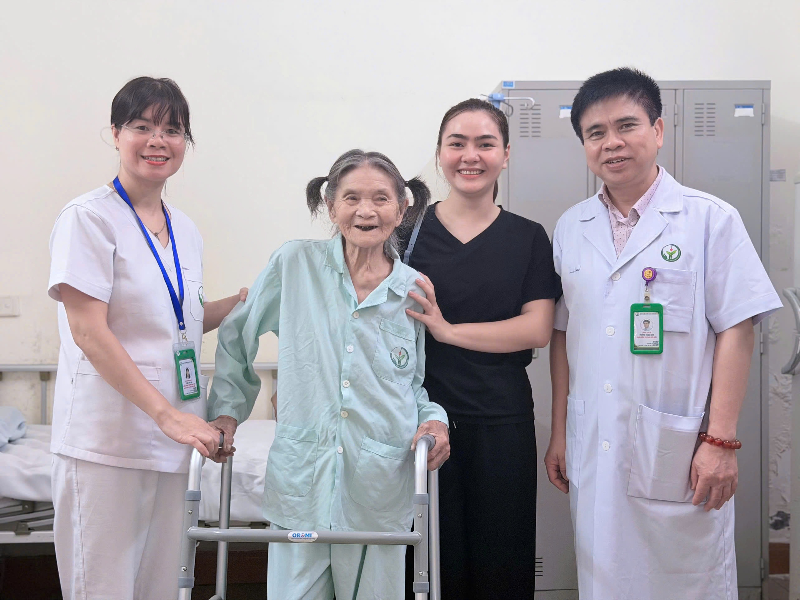 16 ngày, 2 cuộc đại phẫu cứu cụ bà 89 tuổi ở Bệnh viện Việt Đức- Ảnh 5.