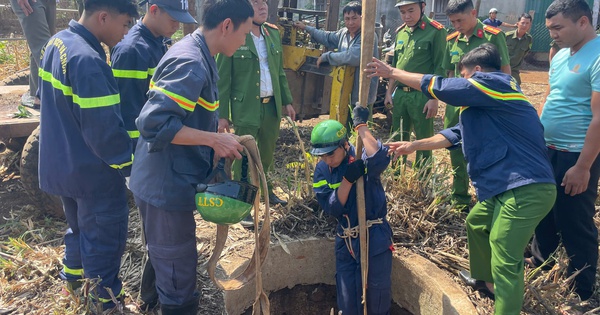 Cảnh sát xuống giếng sâu 20m cứu cháu bé 12 tuổi