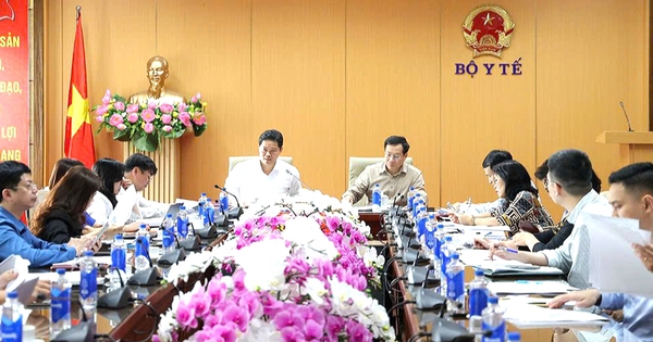 Thúc đẩy hoàn thiện thể chế về phụ cấp đặc thù, hỗ trợ hàng tháng để tăng cường chính sách đãi ngộ nhân lực y tế