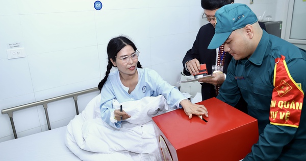Đưa hòm phiếu tới bệnh viện: Những lá phiếu tín nhiệm từ giường bệnh