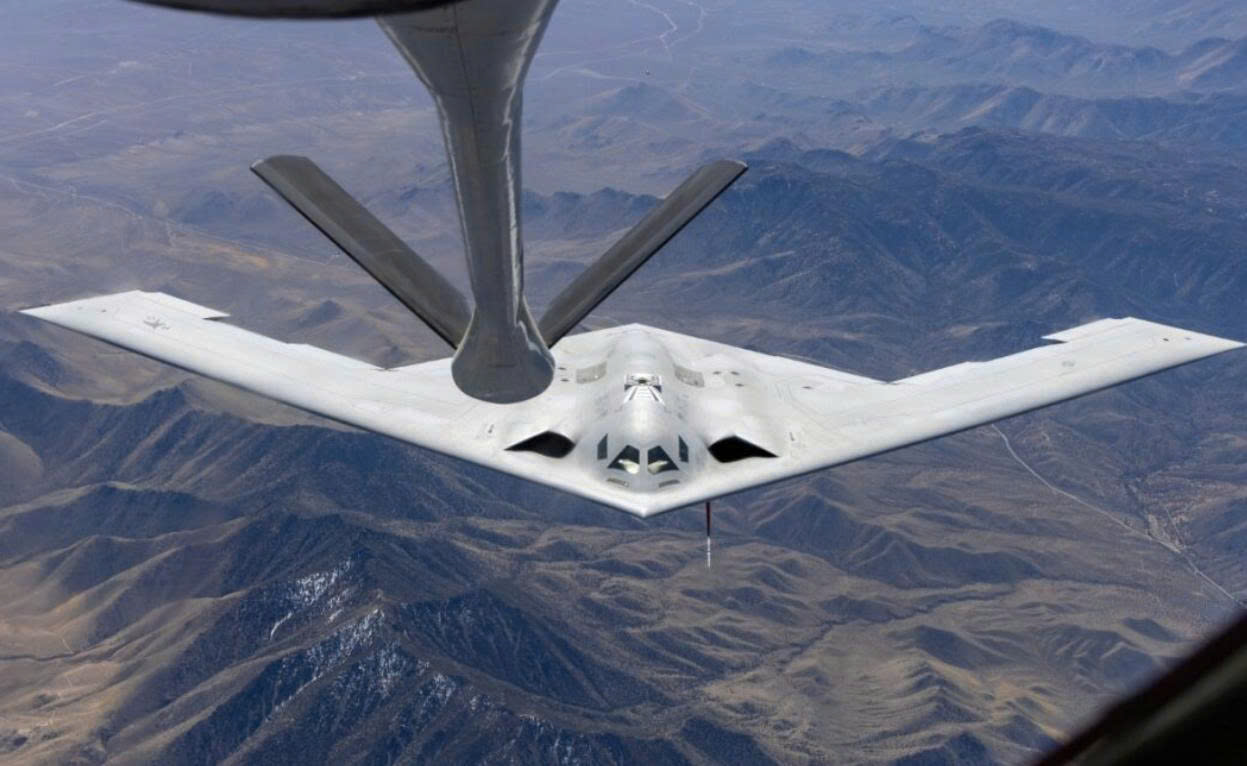 'Sát thủ tàng hình' B-21 Mỹ hoàn thành thử nghiệm tiếp nhiên liệu trên không đầu tiên- Ảnh 1.