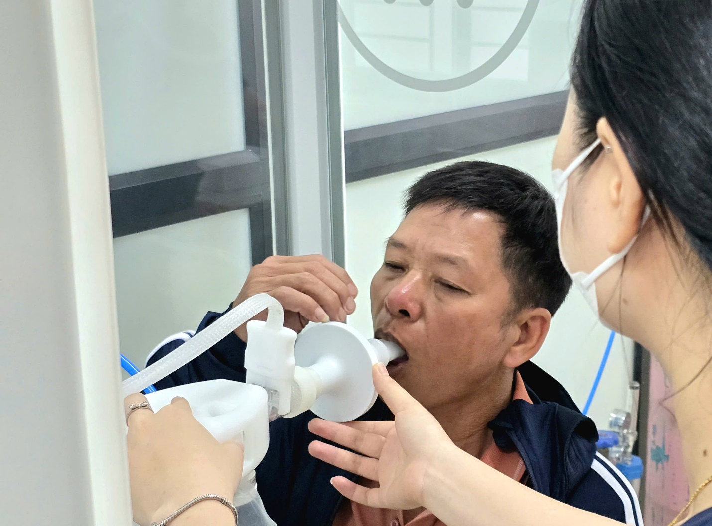 Ho kéo dài, khó thở: Kỹ thuật mới tại Bệnh viện Phổi Nghệ An giúp chẩn đoán đúng bệnh- Ảnh 2.