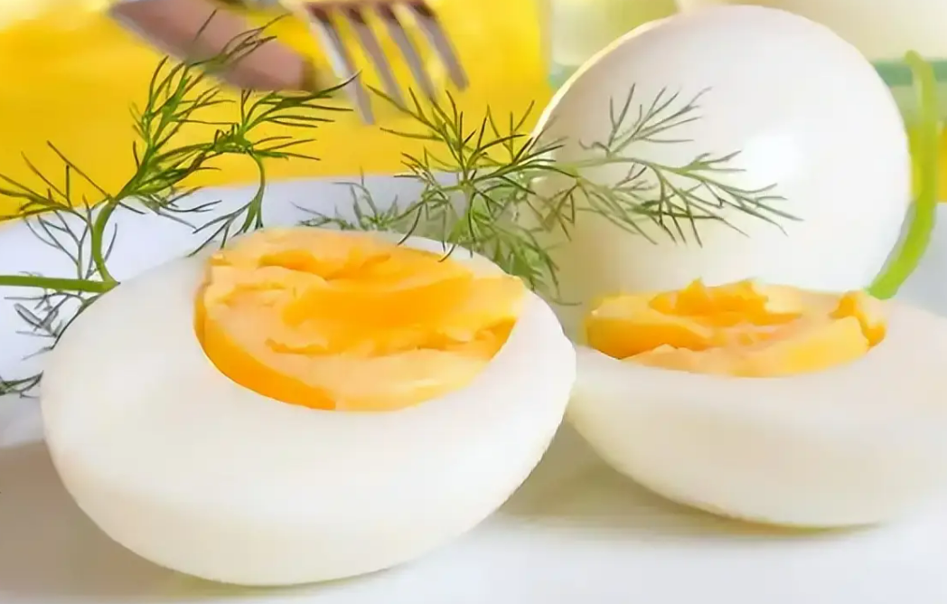 5 lợi ích khi người cao tuổi ăn 1 quả trứng vào buổi sáng- Ảnh 1.
