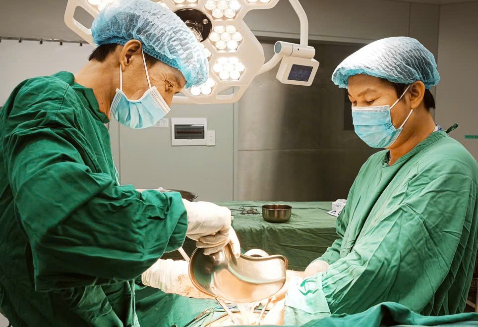 Sau tai nạn, bệnh nhân vỡ gan chảy máu ồ ạt- Ảnh 1.