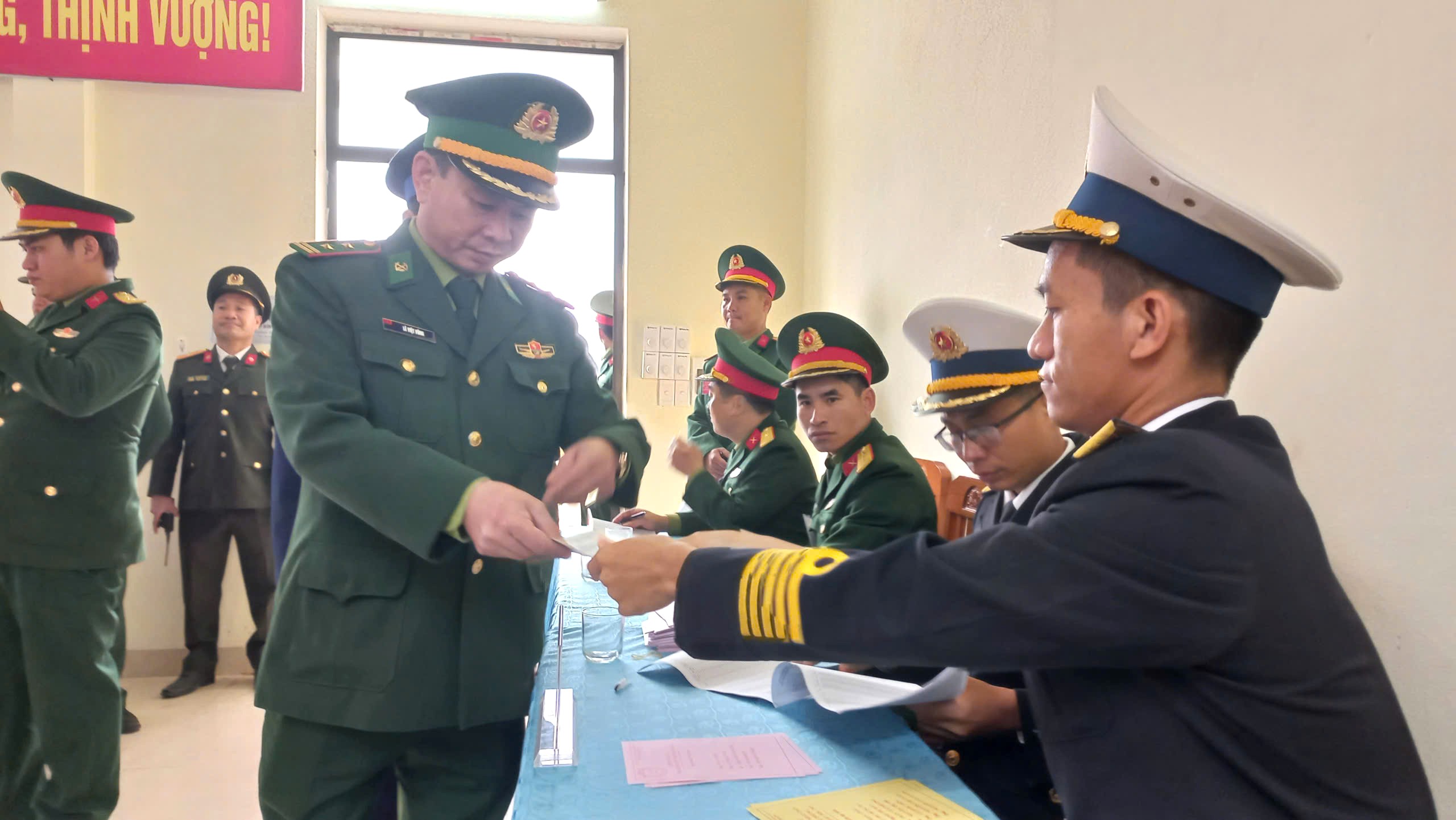 Hình ảnh cử tri đặc khu Bạch Long Vĩ đi bầu cử sớm một ngày- Ảnh 10.