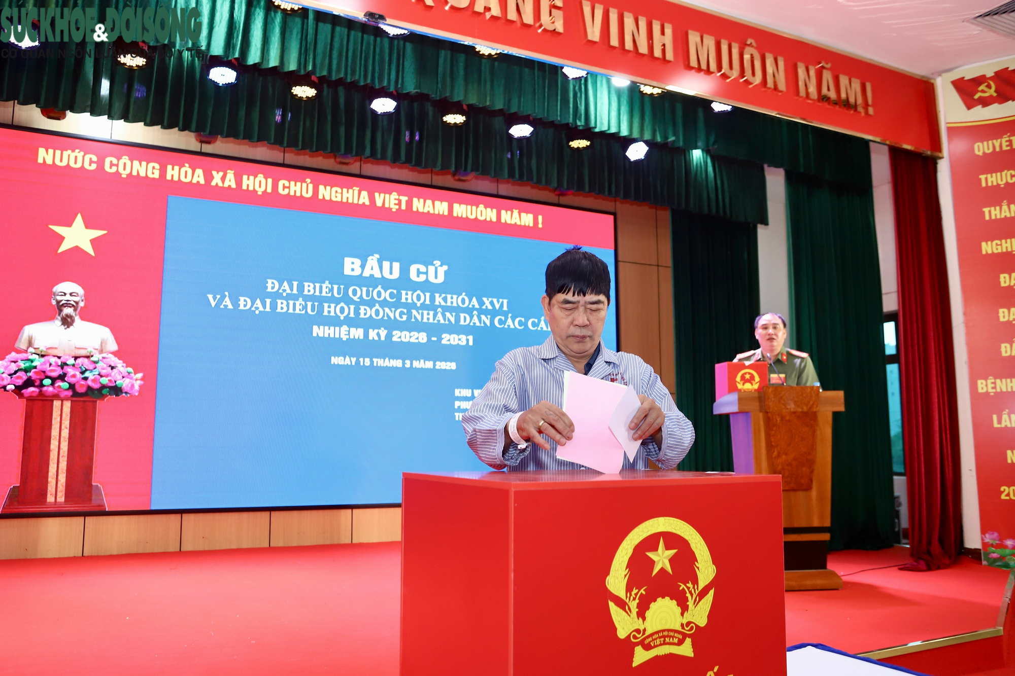 Đưa hòm phiếu tới bệnh viện: Những lá phiếu tín nhiệm từ giường bệnh- Ảnh 2. Đưa hòm phiếu tới bệnh viện: Những lá phiếu tín nhiệm từ giường bệnh- Ảnh 2.