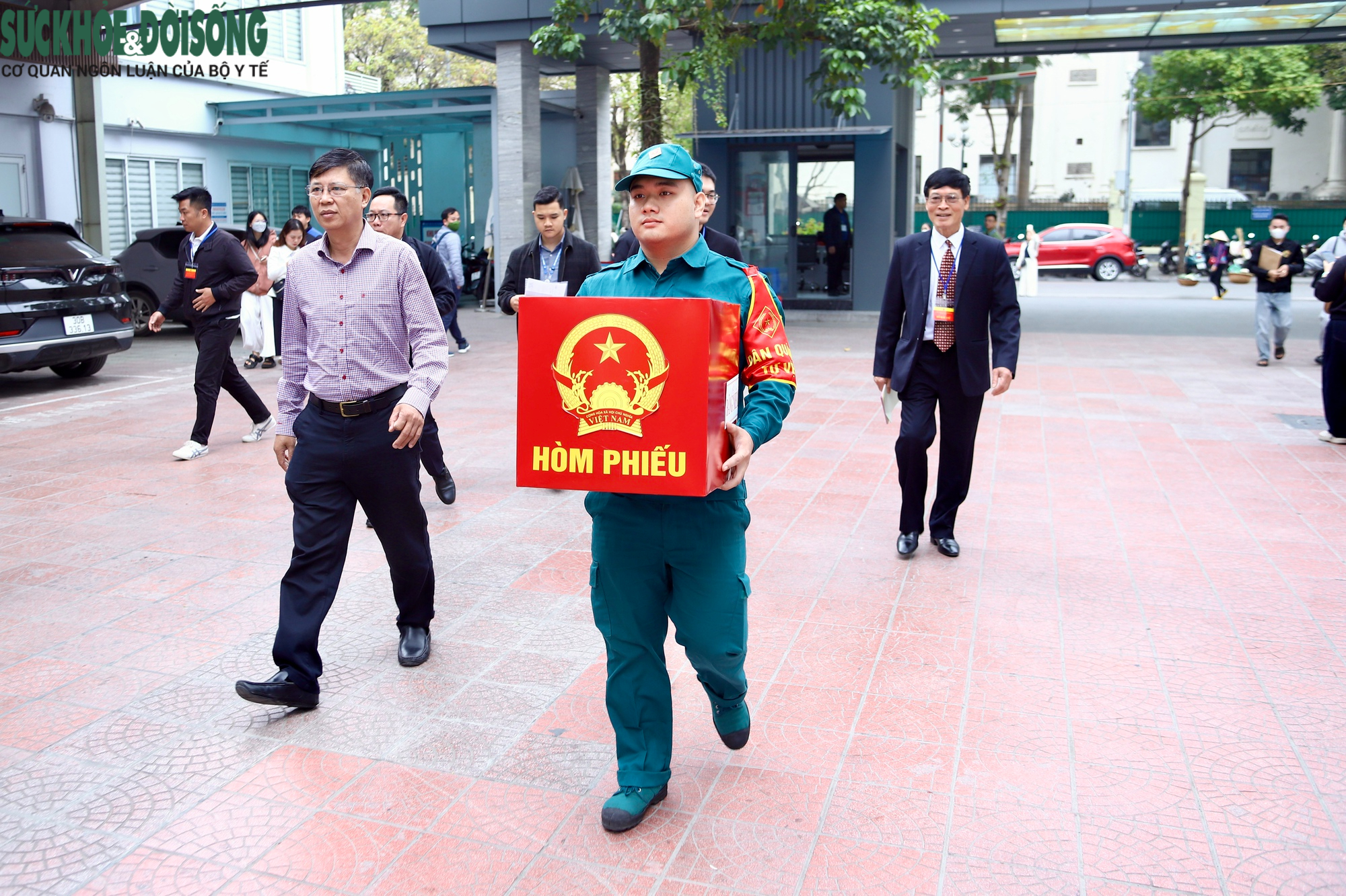 Đưa hòm phiếu tới bệnh viện: Những lá phiếu tín nhiệm từ giường bệnh- Ảnh 10. Đưa hòm phiếu tới bệnh viện: Những lá phiếu tín nhiệm từ giường bệnh- Ảnh 10.