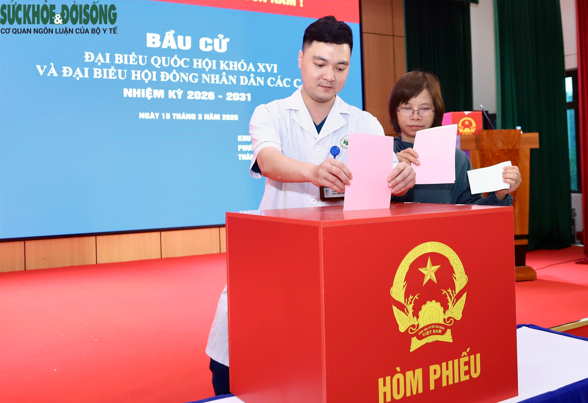 Đưa hòm phiếu tới bệnh viện: Những lá phiếu tín nhiệm từ giường bệnh- Ảnh 3. Đưa hòm phiếu tới bệnh viện: Những lá phiếu tín nhiệm từ giường bệnh- Ảnh 3.