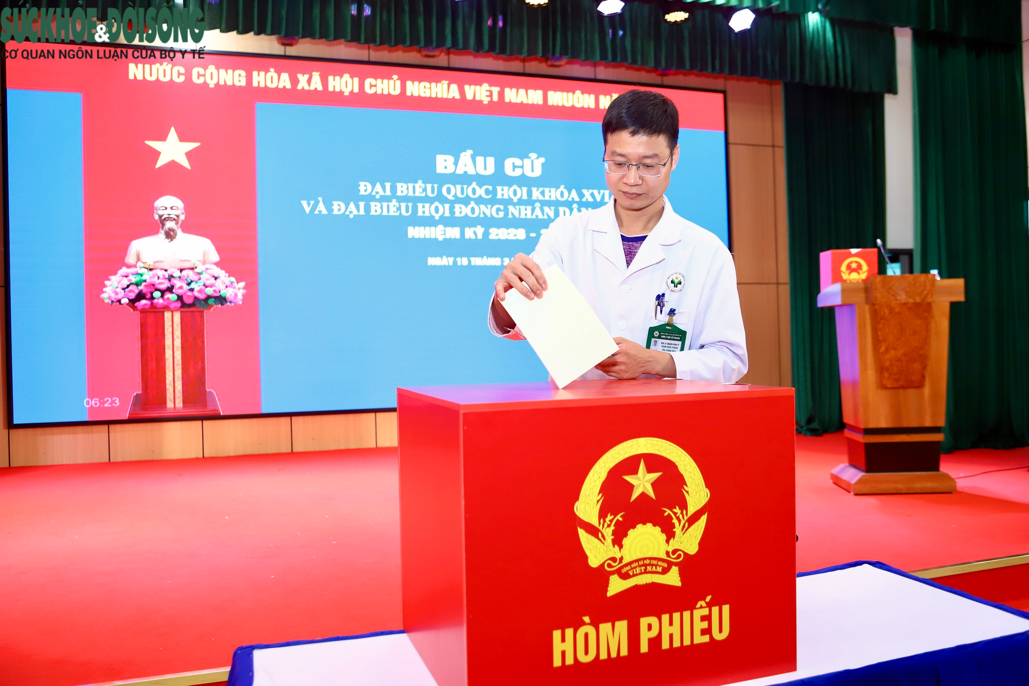 Đưa hòm phiếu tới bệnh viện: Những lá phiếu tín nhiệm từ giường bệnh- Ảnh 4. Đưa hòm phiếu tới bệnh viện: Những lá phiếu tín nhiệm từ giường bệnh- Ảnh 4.
