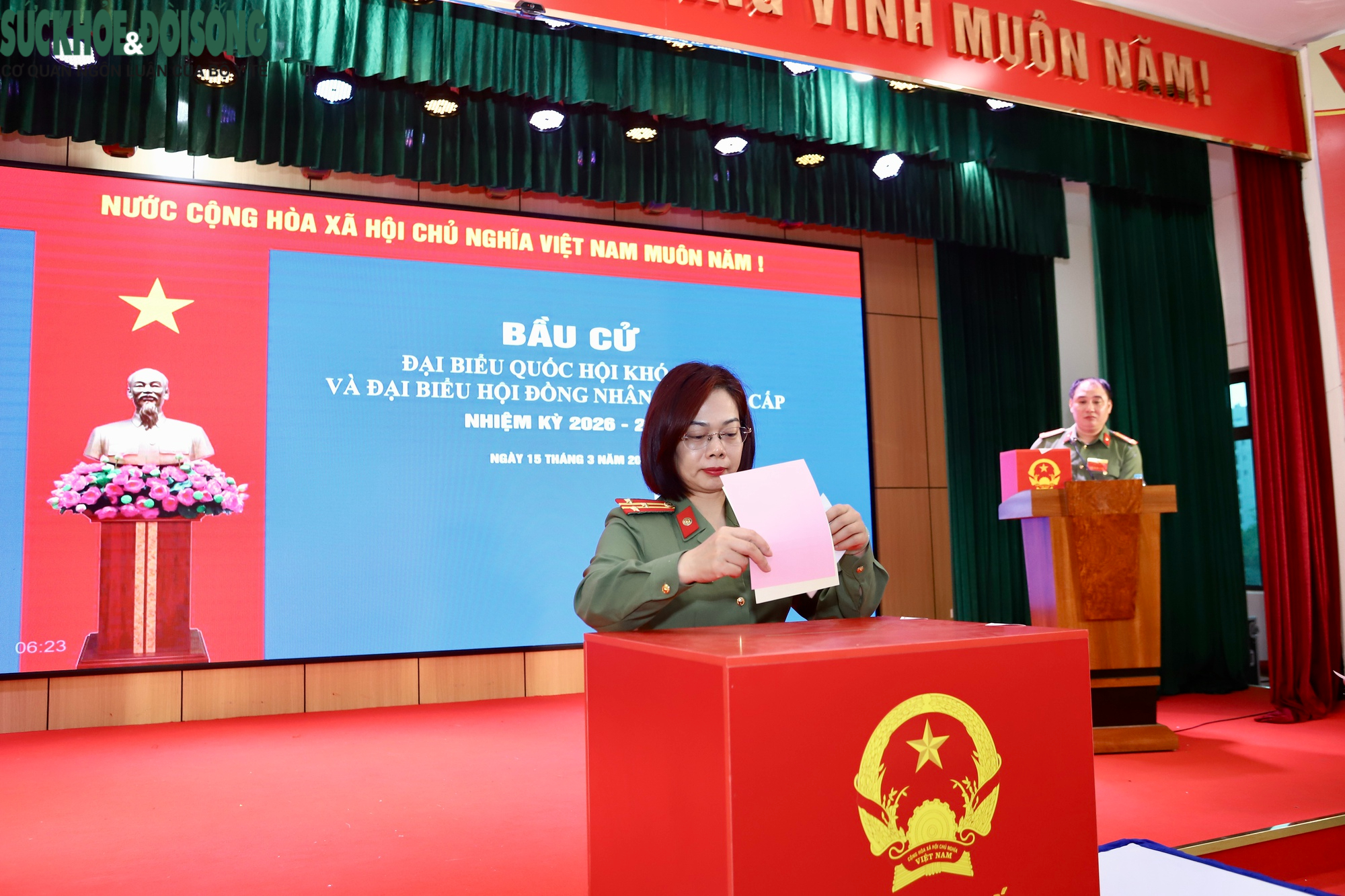 Đưa hòm phiếu tới bệnh viện: Những lá phiếu tín nhiệm từ giường bệnh- Ảnh 5. Đưa hòm phiếu tới bệnh viện: Những lá phiếu tín nhiệm từ giường bệnh- Ảnh 5.