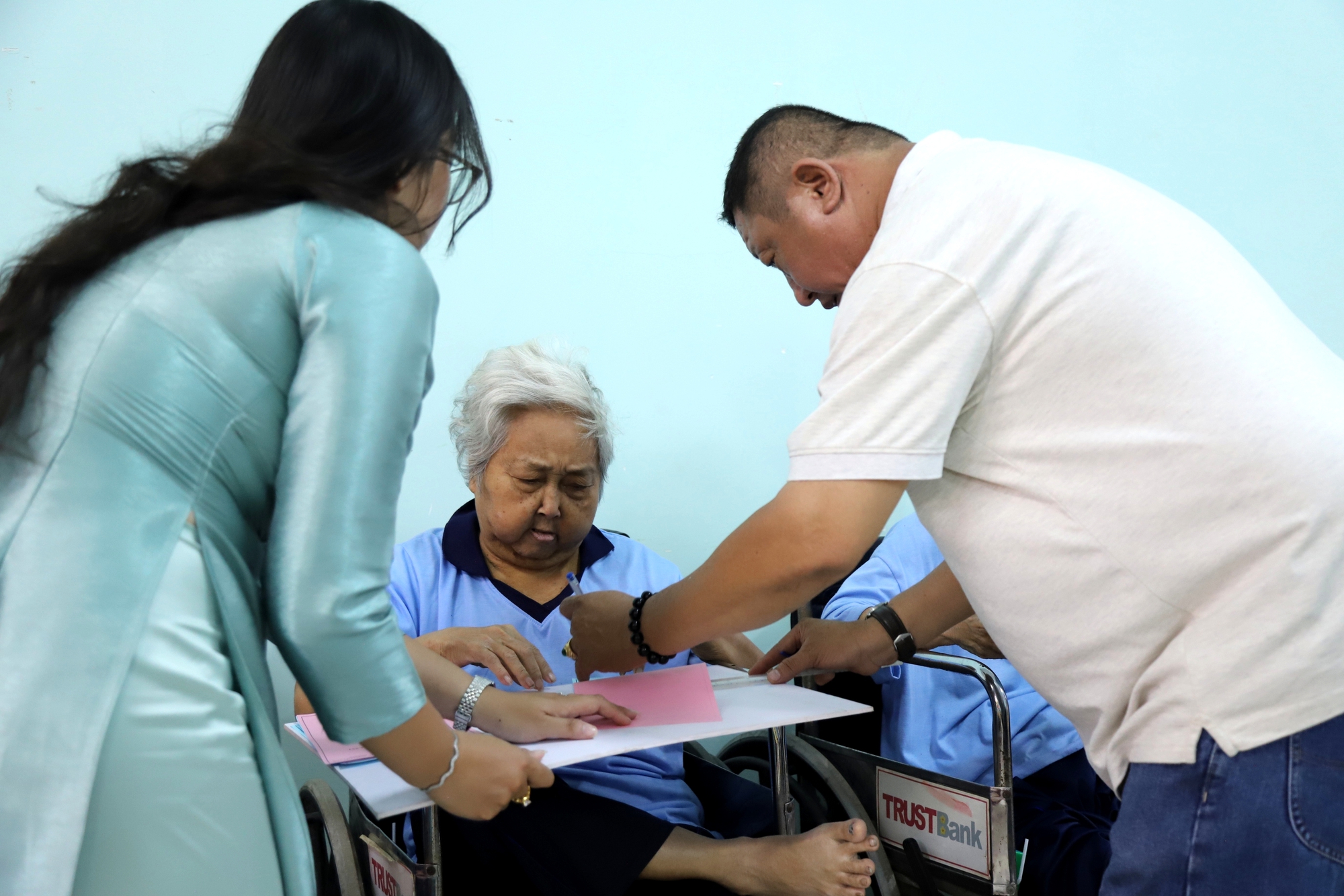 Những người âm thầm đặc biệt trong hành trình chăm sóc người cao tuổi- Ảnh 1. Những người âm thầm đặc biệt trong hành trình chăm sóc người cao tuổi- Ảnh 1.