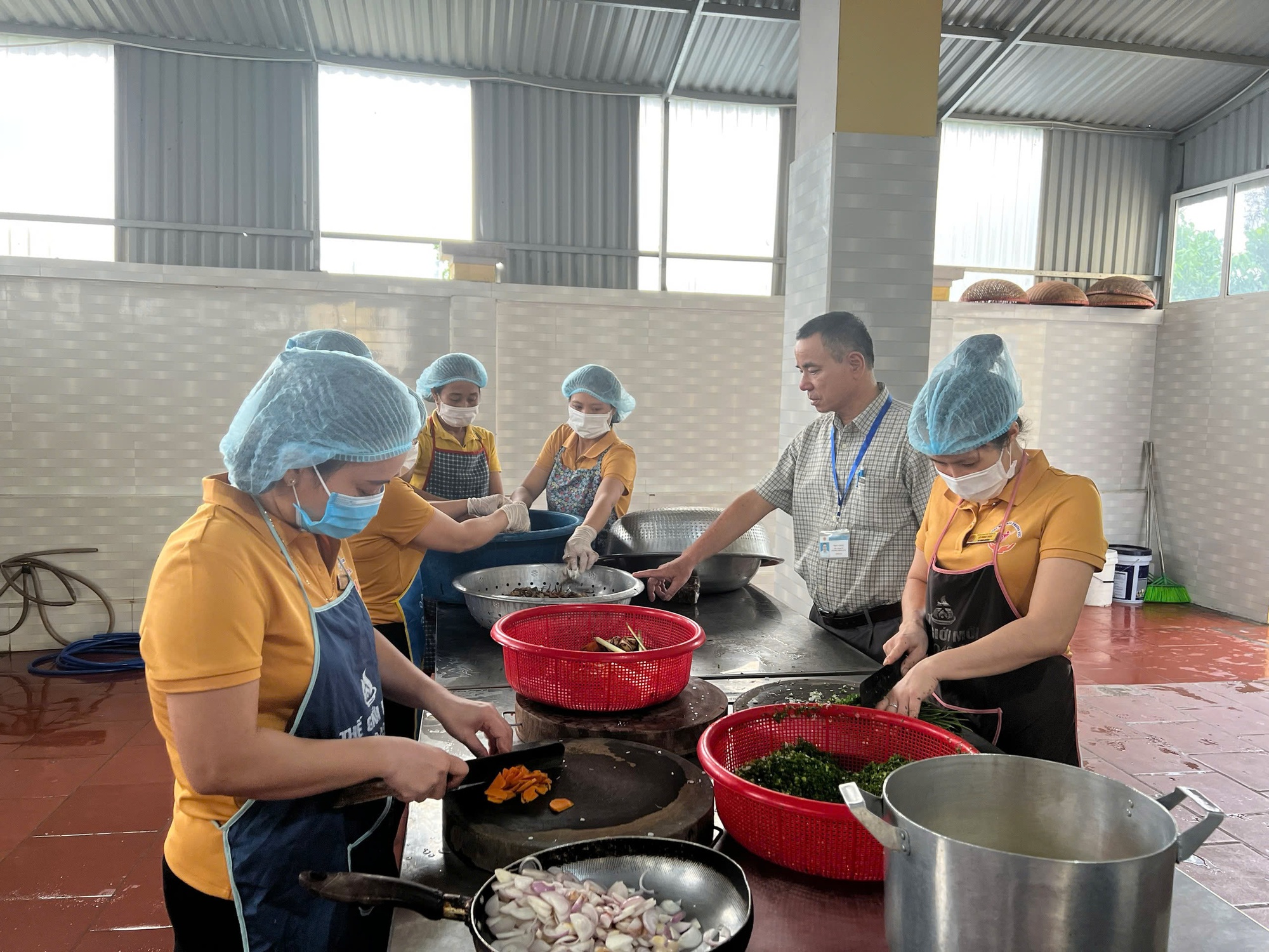 Bài toán kiểm soát bữa ăn trường học từ vụ 300 tấn thịt lợn bệnh- Ảnh 2. Bài toán kiểm soát bữa ăn trường học từ vụ 300 tấn thịt lợn bệnh- Ảnh 2.