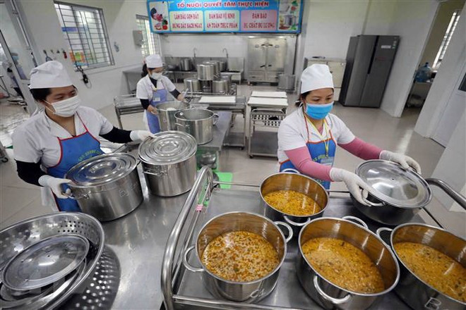 GS.AHLĐ Nguyễn Anh Trí: Thực phẩm bẩn không được phép 'lọt cửa' vào trường học- Ảnh 2. GS.AHLĐ Nguyễn Anh Trí: Thực phẩm bẩn không được phép 'lọt cửa' vào trường học- Ảnh 2.