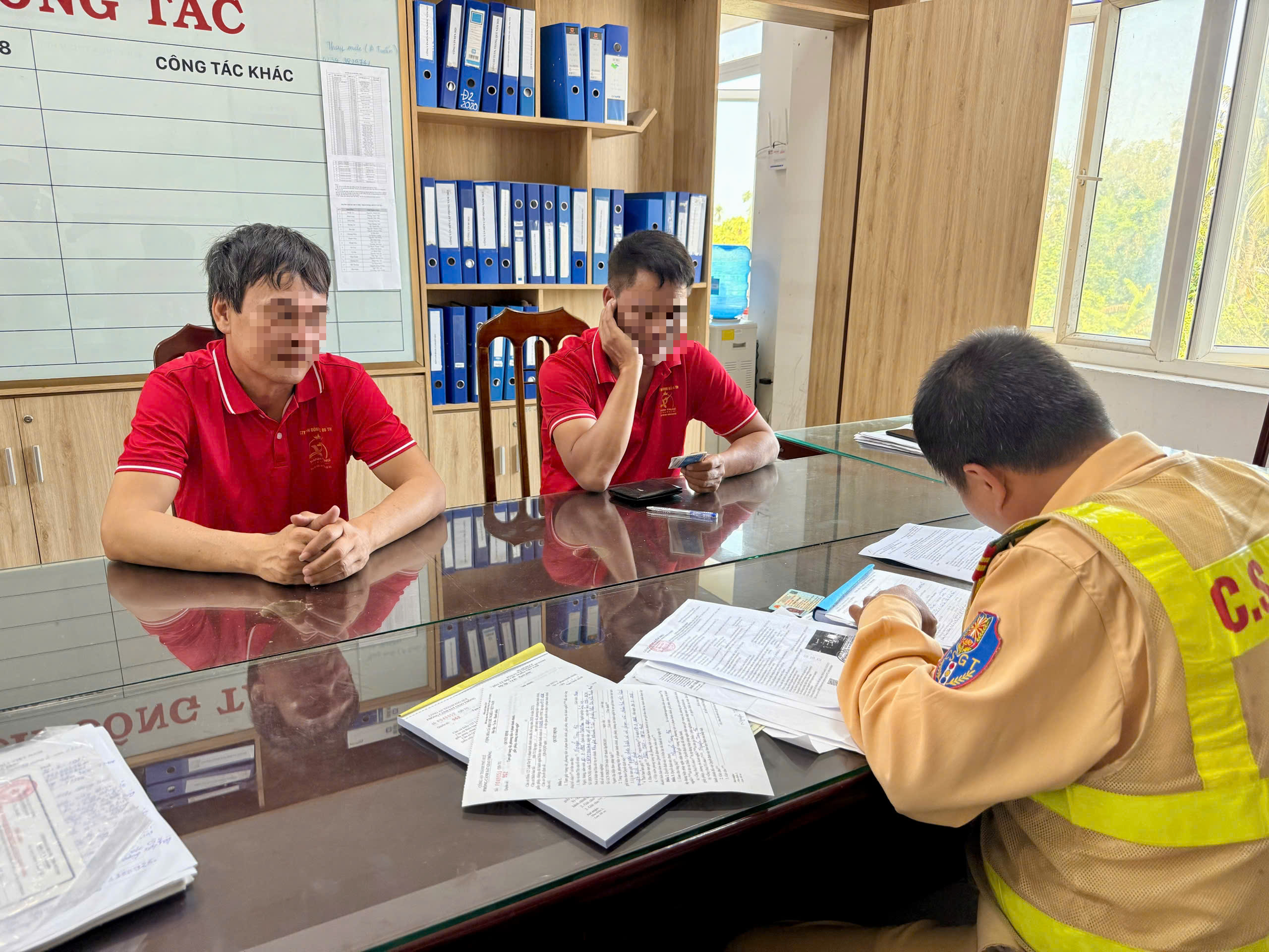 Xe bị tước kiểm định vẫn ngang nhiên chở khách- Ảnh 2. Xe bị tước kiểm định vẫn ngang nhiên chở khách- Ảnh 2.