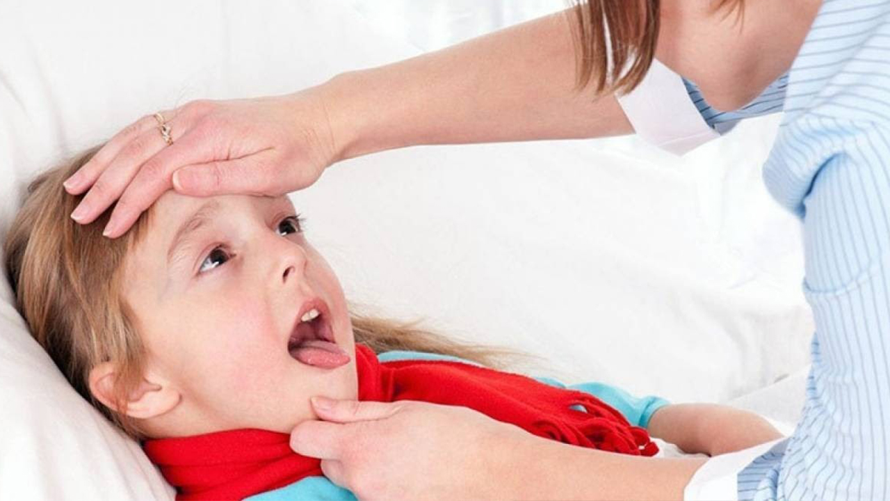 Ngoài dấu hiệu sốt, khi viêm amidan ở trẻ có thêm biểu hiện gì?- Ảnh 1.