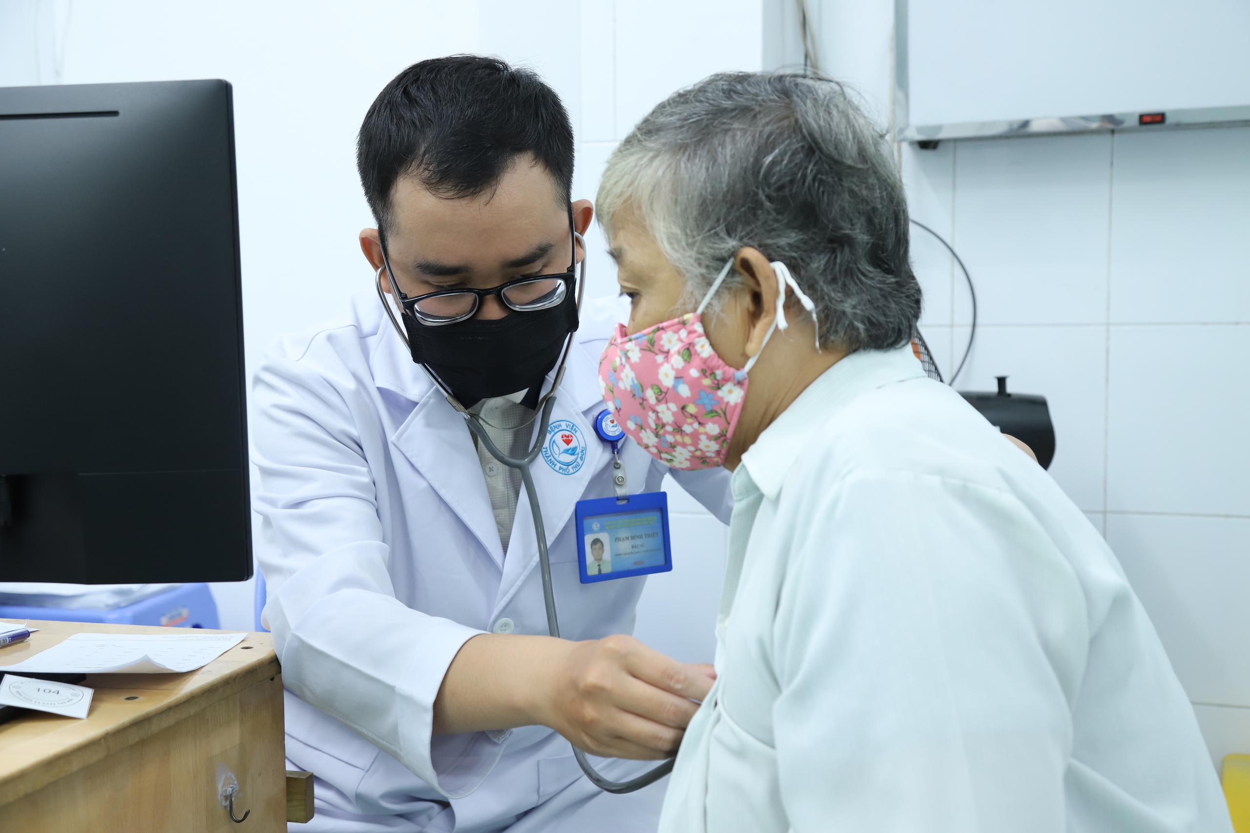 Những người âm thầm đặc biệt trong hành trình chăm sóc người cao tuổi- Ảnh 2. Những người âm thầm đặc biệt trong hành trình chăm sóc người cao tuổi- Ảnh 2.
