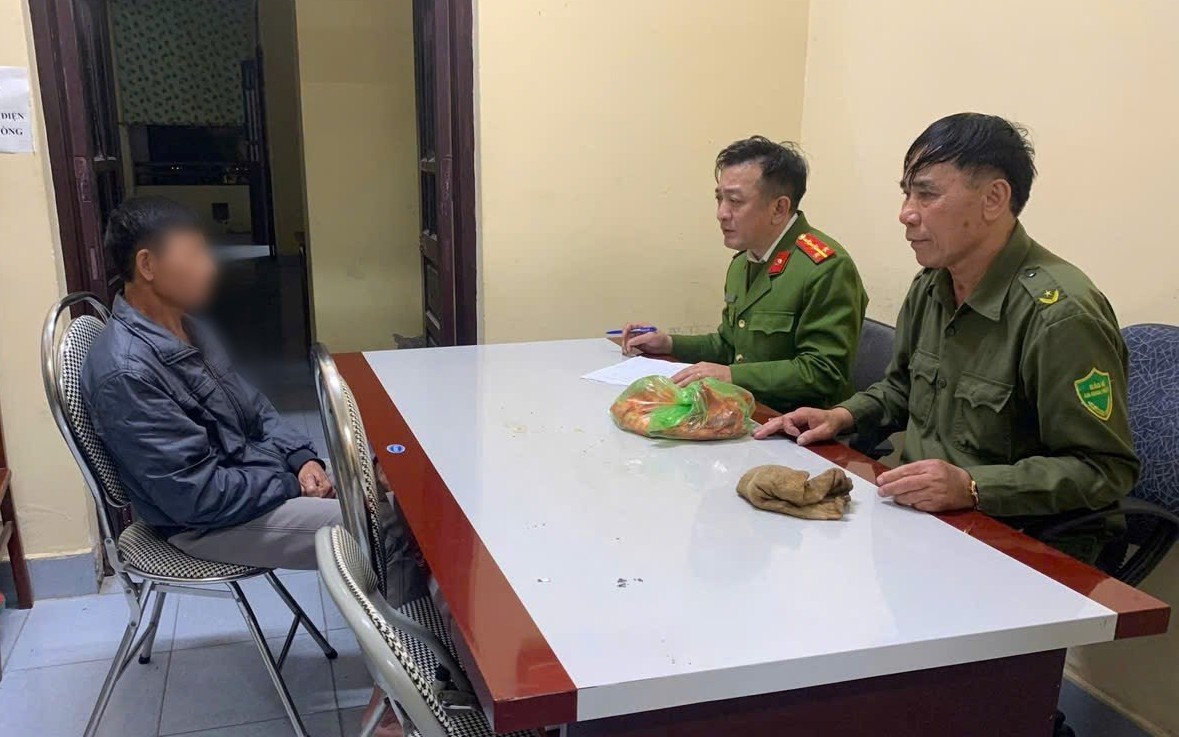 Tai nạn trong tích tắc vì pháo nổ, nam thanh niên suýt mất chức năng bàn tay- Ảnh 2. Đốt pháo nổ trái phép trong đêm Giao thừa, người đàn ông bị lập hồ sơ xử phạt