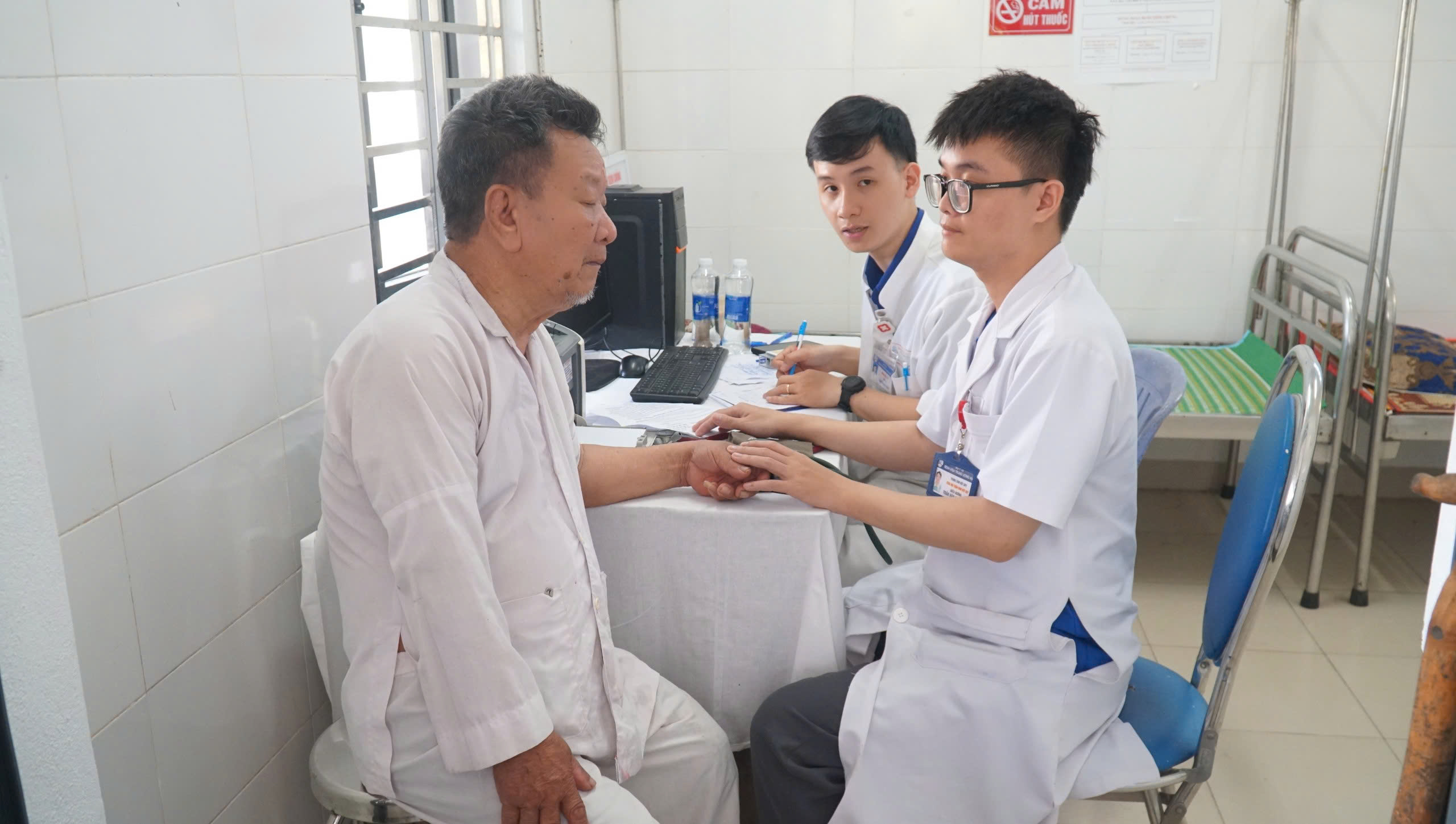 Bộ Y tế: Không được từ chối, chậm trễ cấp cứu người bệnh dịp nghỉ lễ- Ảnh 1. Bộ Y tế: Không được từ chối, chậm trễ cấp cứu người bệnh dịp nghỉ lễ- Ảnh 1.