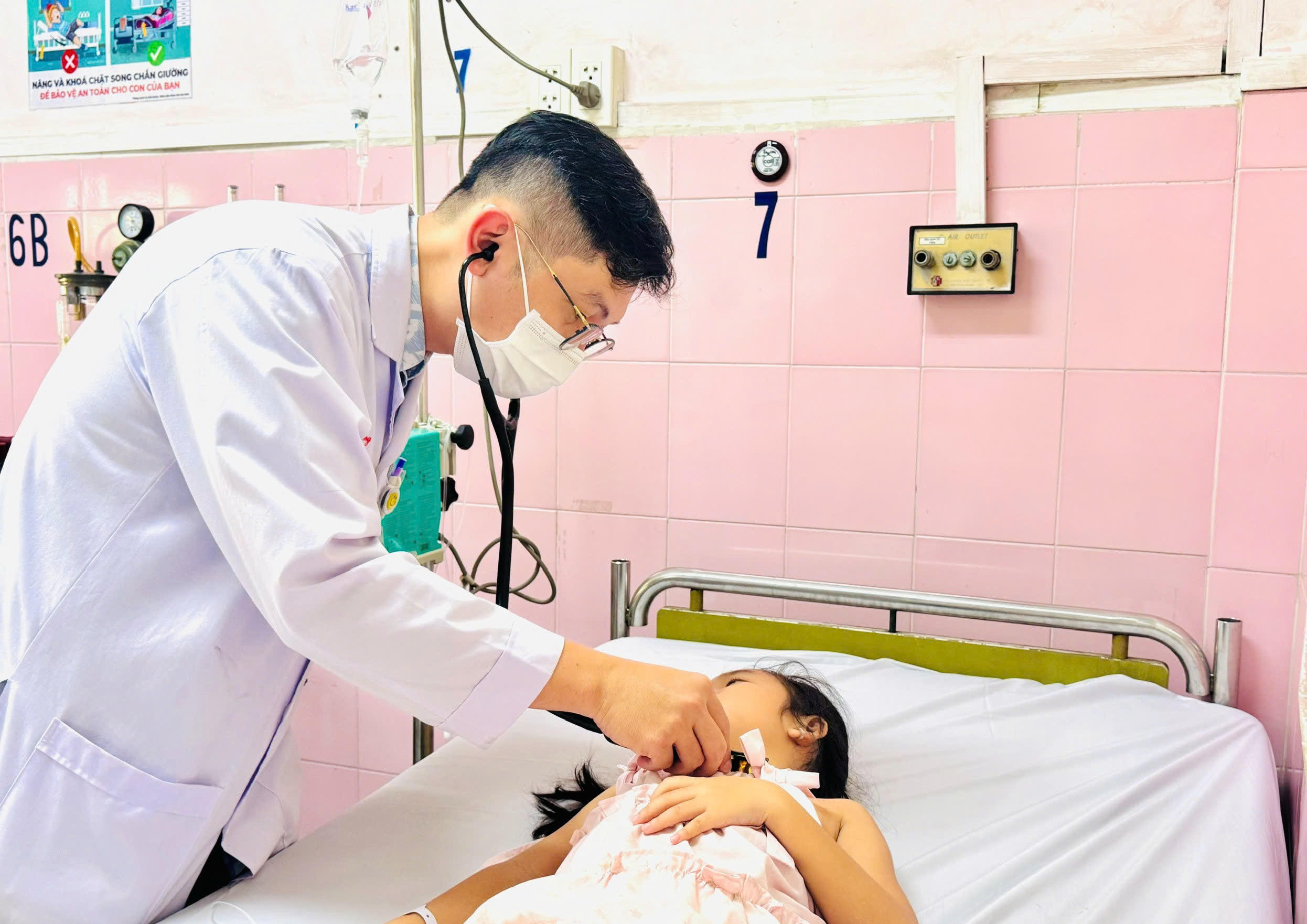 Bộ Y tế yêu cầu truy xuất nguồn gốc thực phẩm khiến gần 150 trẻ nhập viện do nghi ngộ độc tại TP HCM- Ảnh 1. Bộ Y tế yêu cầu truy xuất nguồn gốc thực phẩm khiến gần 150 trẻ nhập viện do nghi ngộ độc tại TP HCM- Ảnh 1.