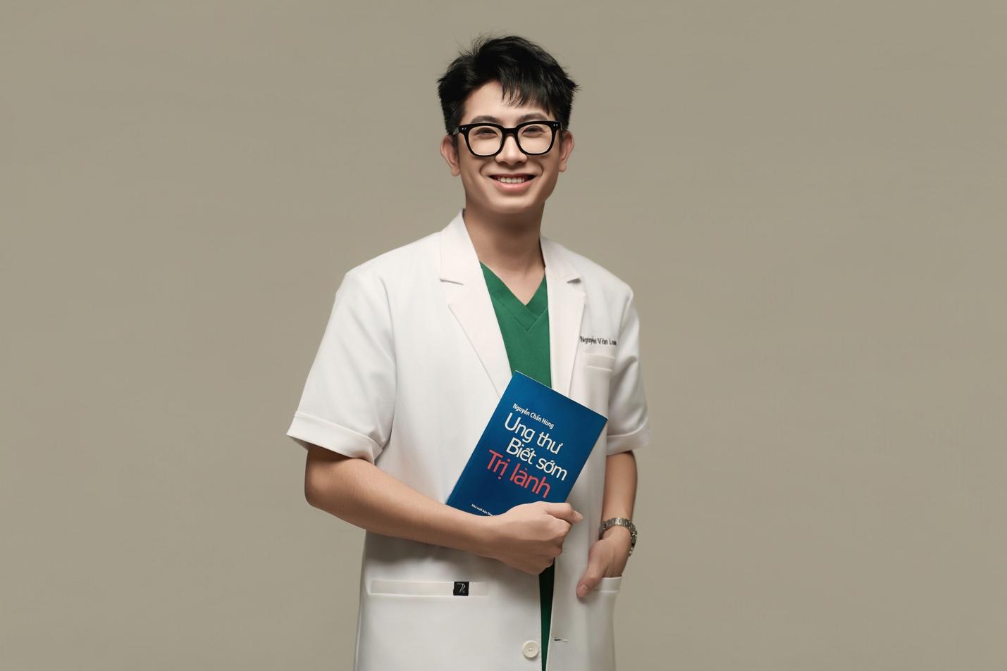Nguyễn Văn Long: Sinh viên y khoa nói về phòng ngừa ung thư và lối sống- Ảnh 1. A person in a white coat holding a blue book AI-generated content may be incorrect.