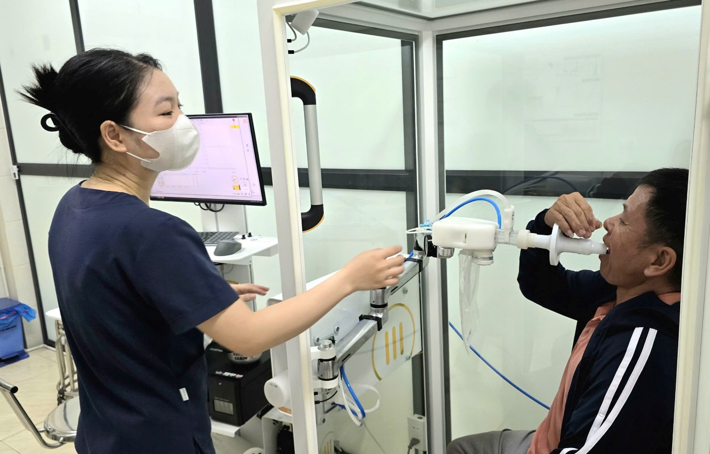 Ho kéo dài, khó thở: Kỹ thuật mới tại Bệnh viện Phổi Nghệ An giúp chẩn đoán đúng bệnh- Ảnh 1. Ho kéo dài, khó thở: Kỹ thuật mới tại Bệnh viện Phổi Nghệ An giúp chẩn đoán đúng bệnh- Ảnh 1.