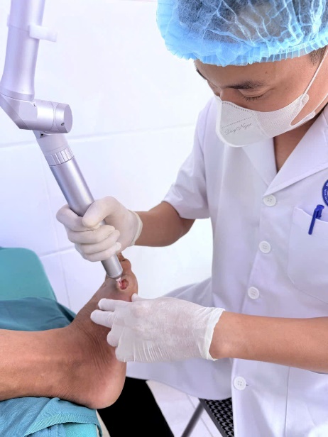 Ứng dụng kỹ thuật cao, Bệnh viện Nội tiết Nghệ An nâng hiệu quả điều trị loét bàn chân- Ảnh 4. Ứng dụng kỹ thuật cao, Bệnh viện Nội tiết Nghệ An nâng hiệu quả điều trị loét bàn chân- Ảnh 4.
