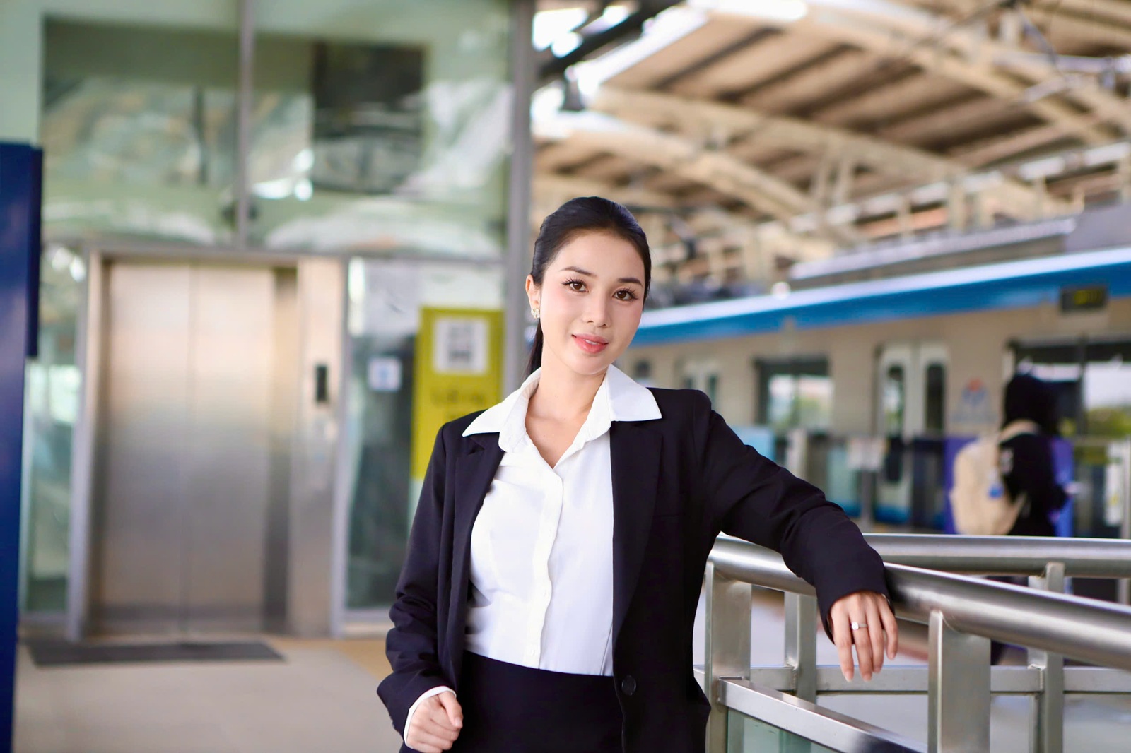 Giá xăng tăng, người dân TPHCM chuyển sang tàu điện, xe buýt- Ảnh 2. Giá xăng tăng, người dân TPHCM chuyển sang tàu điện, xe buýt- Ảnh 2.