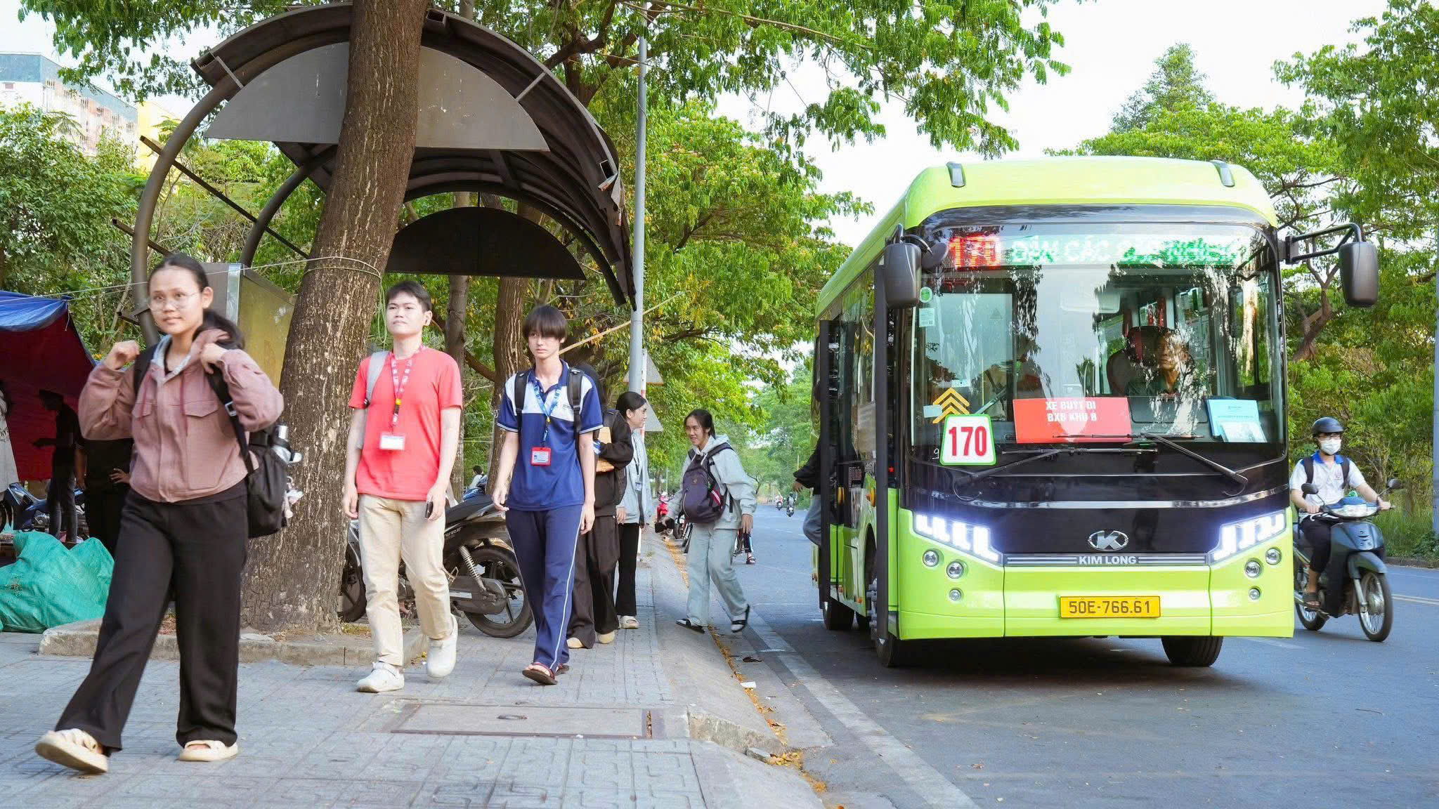 Giá xăng tăng, người dân TPHCM chuyển sang tàu điện, xe buýt- Ảnh 3. Giá xăng tăng, người dân TPHCM chuyển sang tàu điện, xe buýt- Ảnh 3.