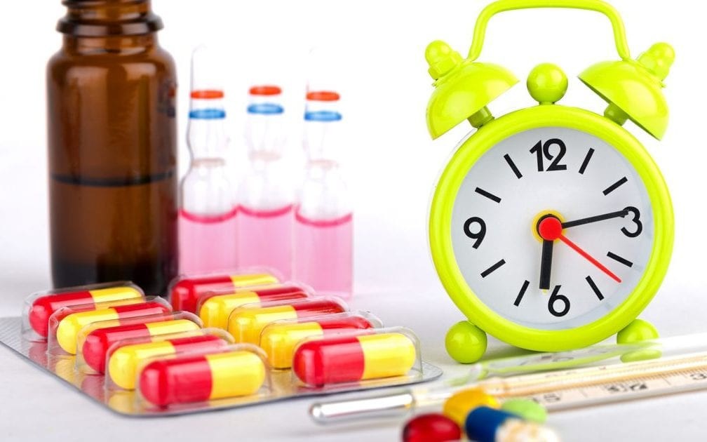 Trước, trong hay sau bữa ăn: Nên uống thuốc kháng sinh vào thời điểm nào là tốt nhất?