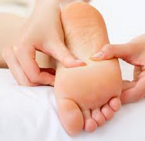 Vì sao nên tập bàn chân? Những lợi ích nhiều người thường bỏ qua- Ảnh 4. Xoa bóp bàn chân chữa bệnh