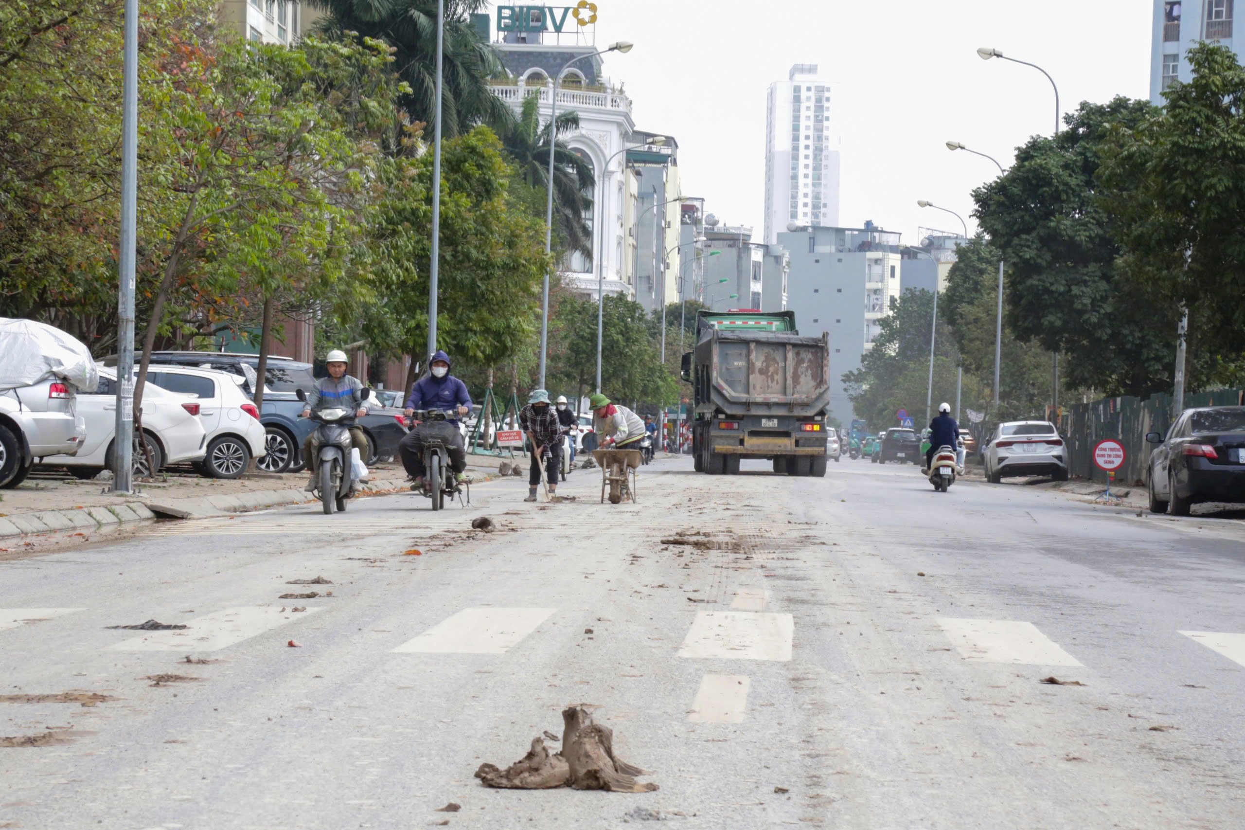 Hà Nội: Xe tải làm rơi đất trên đường, CSGT truy tận công trường xử lý- Ảnh 2. Hà Nội: Xe tải làm rơi đất trên đường, CSGT truy tận công trường xử lý- Ảnh 2.