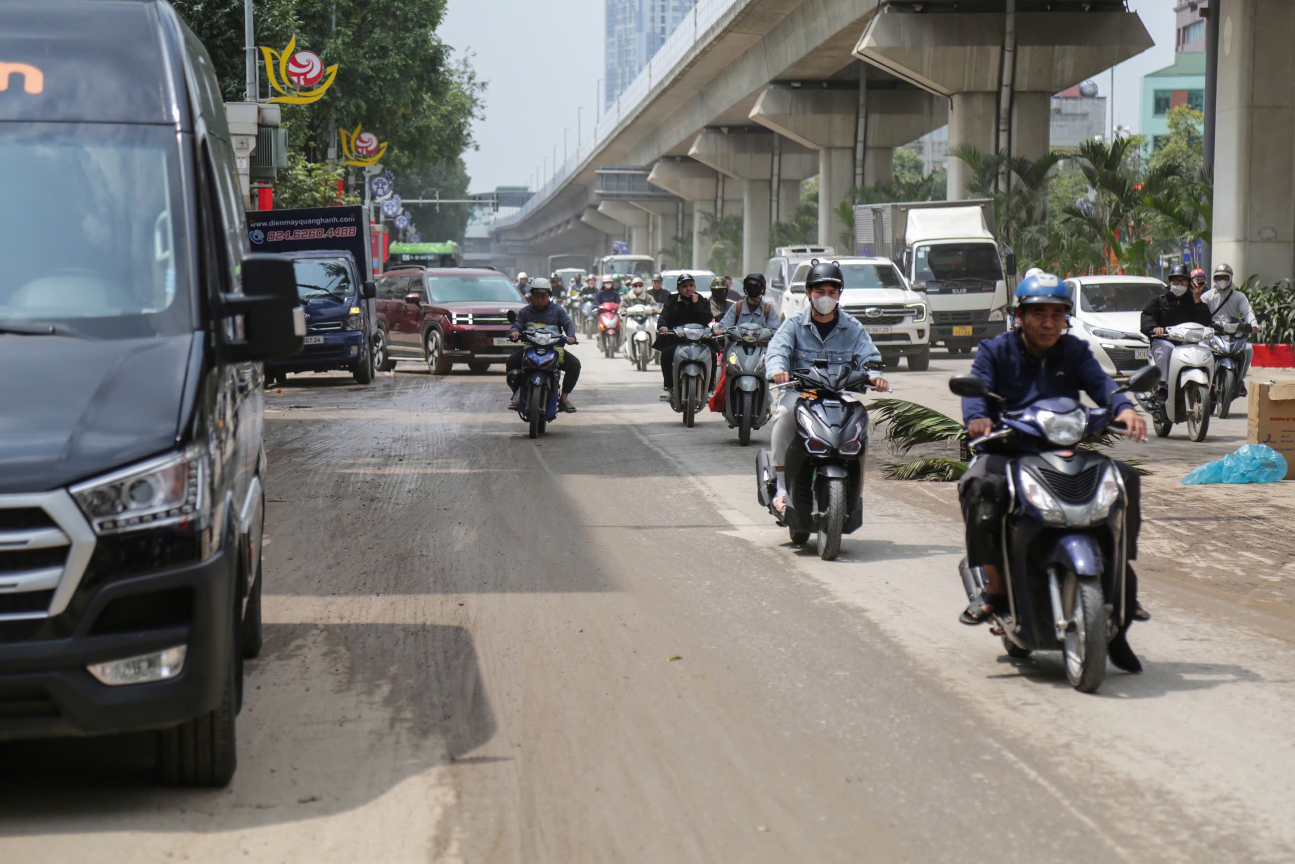 Hà Nội: Xe tải làm rơi đất trên đường, CSGT truy tận công trường xử lý- Ảnh 3. Hà Nội: Xe tải làm rơi đất trên đường, CSGT truy tận công trường xử lý- Ảnh 3.