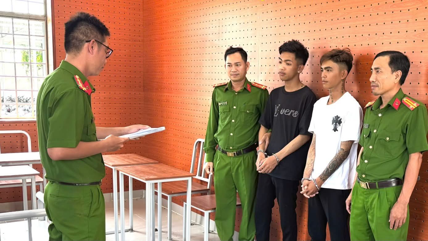 Bắt hai thiếu niên 17 tuổi tham gia vụ hỗn chiến bằng hung khí ở Cần Thơ- Ảnh 1. Bắt hai thiếu niên 17 tuổi tham gia vụ hỗn chiến bằng hung khí ở Cần Thơ- Ảnh 1.