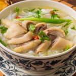 Một bát phở gà chứa bao nhiêu calo và 5 nhóm người cần thận trọng khi ăn