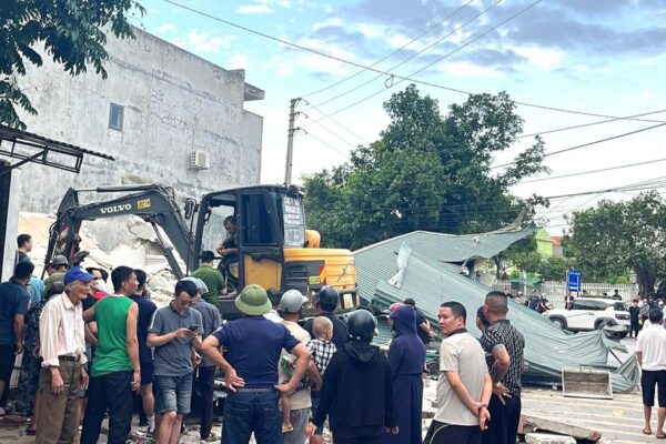 Căn nhà bất ngờ đổ sập khi đang sửa chữa, 3 nạn nhân bị vùi lấp