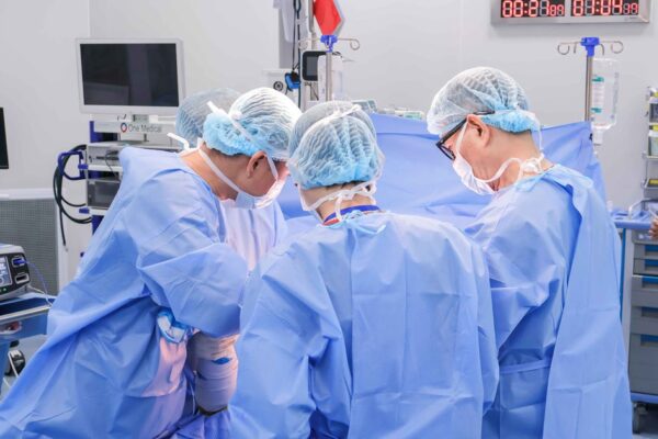 Vinmec thay khớp toàn phần cho bệnh nhân 78 tuổi bị hoại tử chỏm