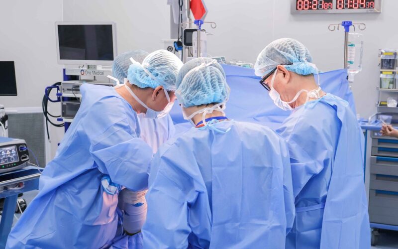 Vinmec thay khớp toàn phần cho bệnh nhân 78 tuổi bị hoại tử chỏm