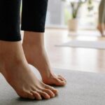 Hướng dẫn kỹ thuật nhón gót 5 phút tại nhà giúp đôi chân dẻo dai hơn đi bộ