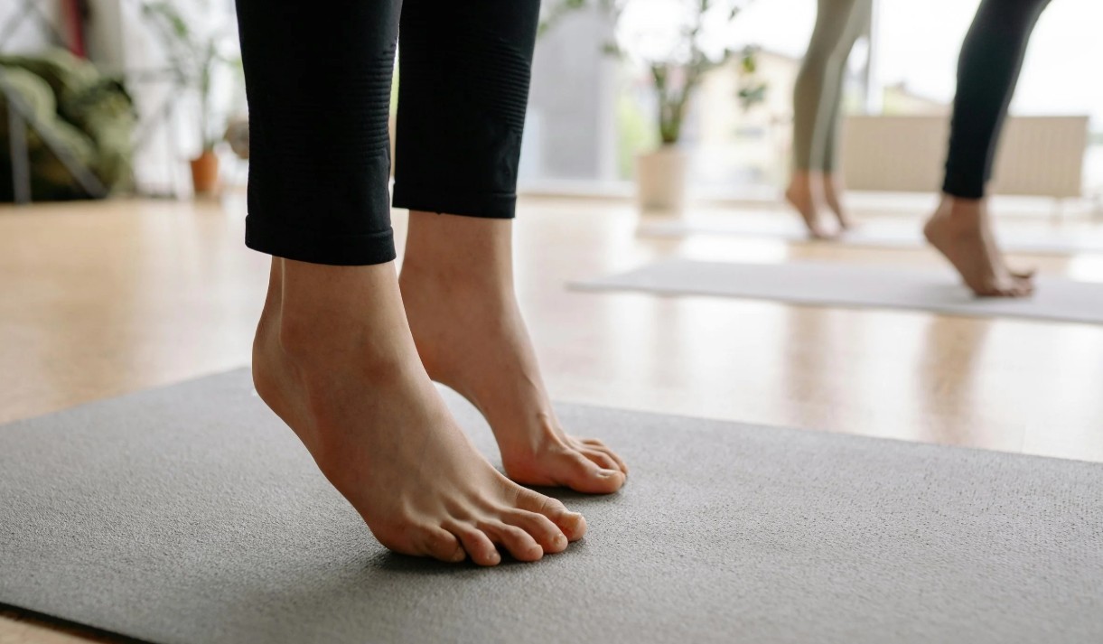 Hướng dẫn kỹ thuật nhón gót 5 phút tại nhà giúp đôi chân dẻo dai hơn đi bộ- Ảnh 1.