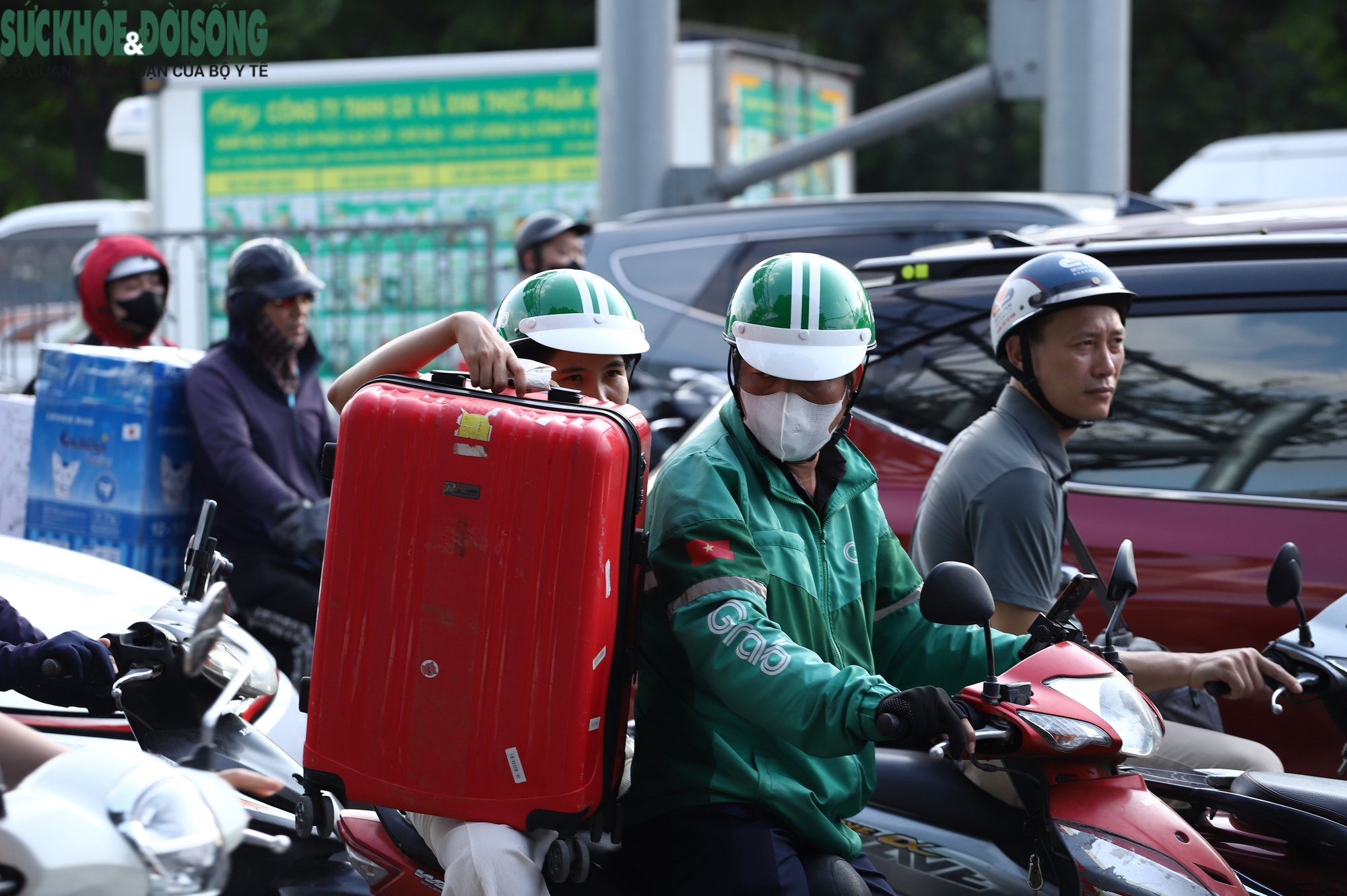 Dòng người ùn ùn rời Thủ đô nghỉ lễ 30/4, cửa ngõ và vành đai ken đặc phương tiện- Ảnh 7. Dòng người ùn ùn rời Thủ đô nghỉ lễ 30/4, cửa ngõ và vành đai ken đặc phương tiện- Ảnh 7.