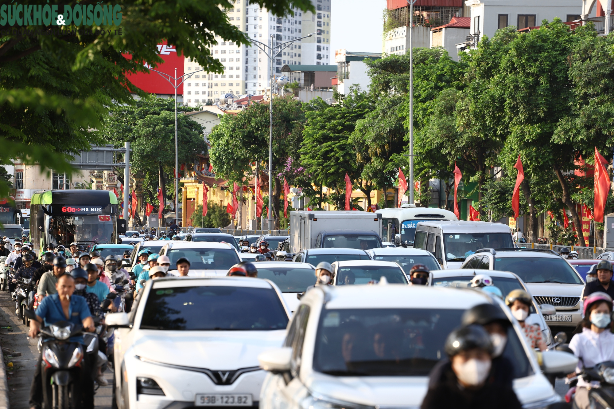 Dòng người ùn ùn rời Thủ đô nghỉ lễ 30/4, cửa ngõ và vành đai ken đặc phương tiện- Ảnh 8. Dòng người ùn ùn rời Thủ đô nghỉ lễ 30/4, cửa ngõ và vành đai ken đặc phương tiện- Ảnh 8.