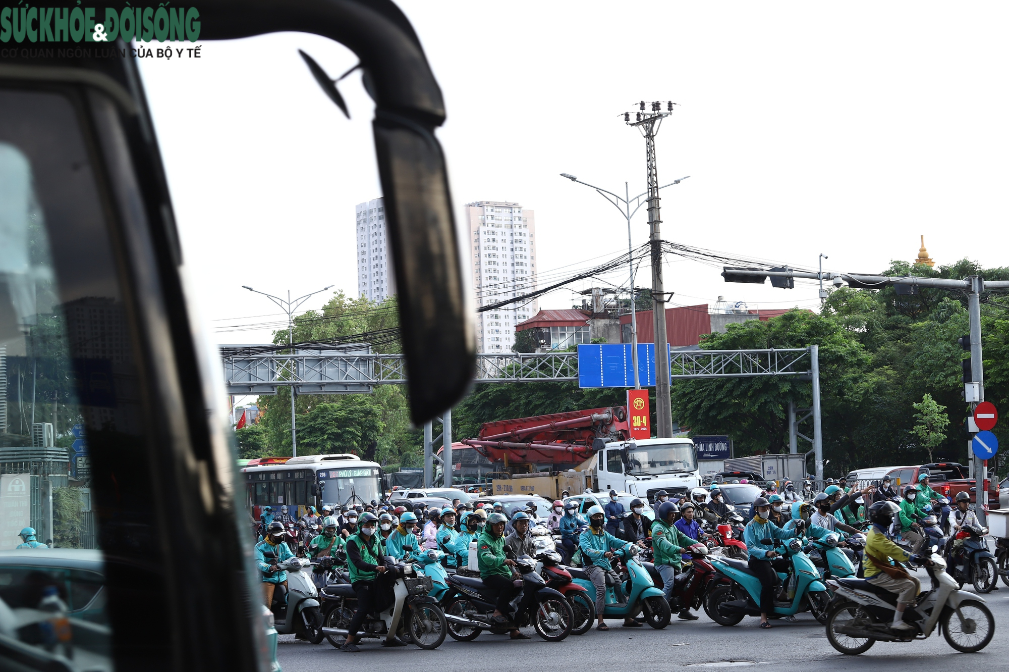 Dòng người ùn ùn rời Thủ đô nghỉ lễ 30/4, cửa ngõ và vành đai ken đặc phương tiện- Ảnh 9. Dòng người ùn ùn rời Thủ đô nghỉ lễ 30/4, cửa ngõ và vành đai ken đặc phương tiện- Ảnh 9.