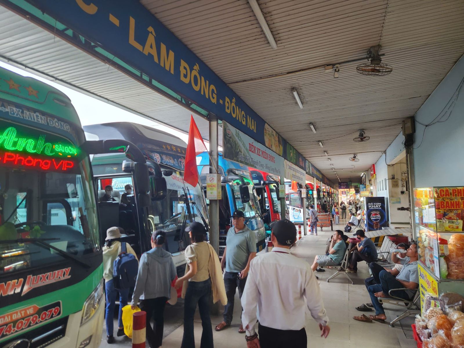 Giao thông cửa ngõ tăng nhiệt, sân bay Tân Sơn Nhất chạm ngưỡng cao điểm chiều 29/4- Ảnh 8. Giao thông cửa ngõ tăng nhiệt, sân bay Tân Sơn Nhất chạm ngưỡng cao điểm chiều 29/4- Ảnh 8.