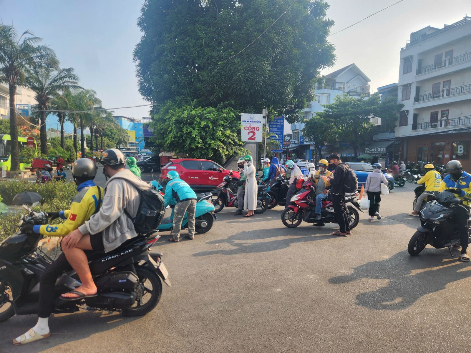 Giao thông cửa ngõ tăng nhiệt, sân bay Tân Sơn Nhất chạm ngưỡng cao điểm chiều 29/4- Ảnh 4. Giao thông cửa ngõ tăng nhiệt, sân bay Tân Sơn Nhất chạm ngưỡng cao điểm chiều 29/4- Ảnh 4.